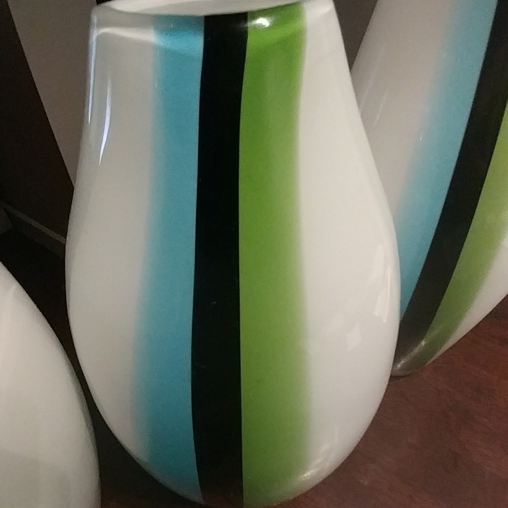 Vases - Picture 2 of 3